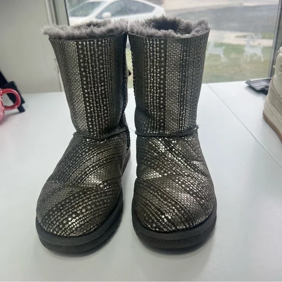 UGG Ugg Bailey Bow
Bling Flat Boot Sparkly Gray Boots Size 6 - Picture 4 of 15